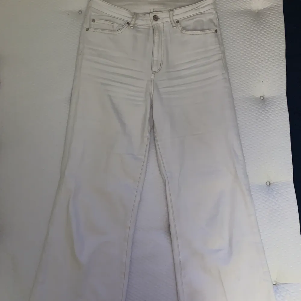 Vita jeans från H&M i storlek 38. Jeans & Byxor.