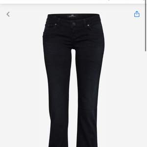 Säljer dessa snygga low waist jeansen från crocker, köpta för ungefär 600kr! Säljer pga att dom inte kommer till användning, jag är 1,60cm och dom är lite för långa för mig! Köp direkt för 300kr, kom privat för fler bilder🥰