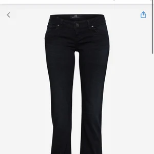 Low waist jeans - Säljer dessa snygga low waist jeansen från crocker, köpta för ungefär 600kr! Säljer pga att dom inte kommer till användning, jag är 1,60cm och dom är lite för långa för mig! Köp direkt för 300kr, kom privat för fler bilder🥰
