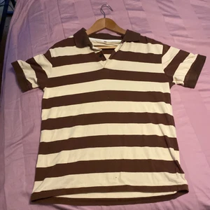  brun beige randig T-shirt med krage -  en brun beige randig tröja med krage, storlek L men passar även M. Säljs på grund av att jag inte använder längre. Bud diskuteras privat, tryck inte på köp nu 