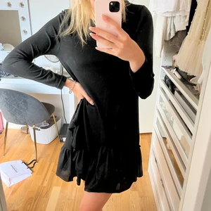 Mini klänning - Säljer denna snygga miniklänning från Chica London, HEKT NY MED LAPPEN KVAR! Den är fin stickad och med volanger ned till