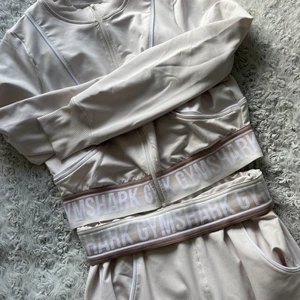 Gymshark set - Jättefint set från Gymshark. Tröjan storlek S och byxorna storlek XS. Knappt använt alls. 🤍