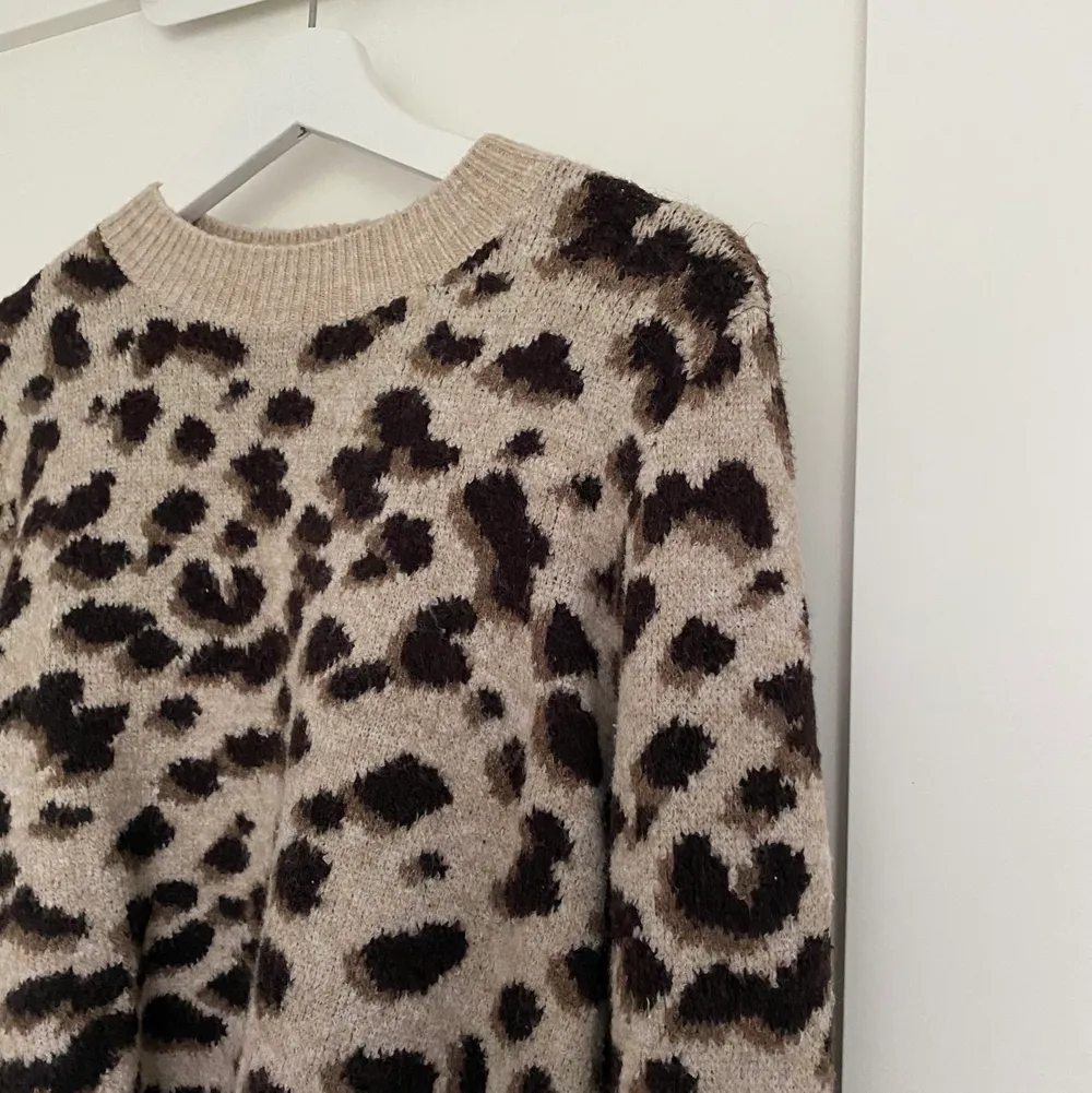 Säljer min stickade tröja med leopard mönster från H&M! Köparen står för frakten! 🤍. Stickat.