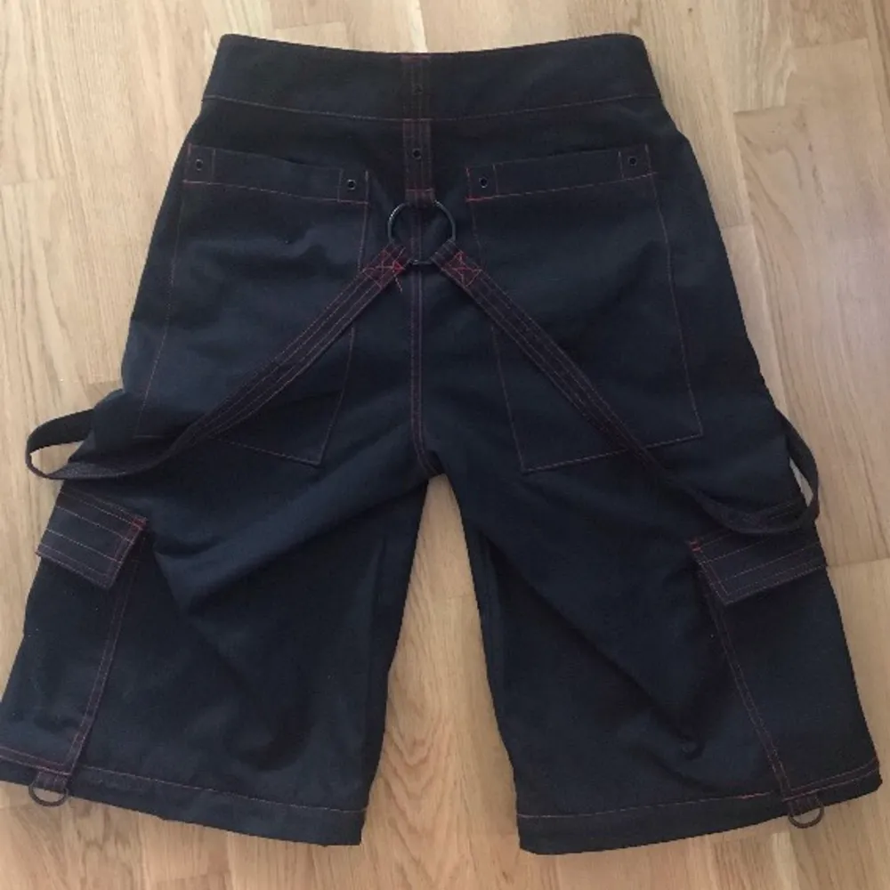 Killstar bondage pants som jag köpte i bluefox för 1 eller 2 år sen, bra skick men använder inte längre. Kan ha shorts eller byxor. Nästan oanvänd. Köpte för 1000kr.  Pris kan diskuteras. Kontakta för info om frakt.. Jeans & Byxor.