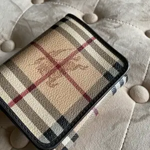 Jätte fin plånbok från Burberry Äkta  Frakt tillkommer🌸