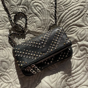 Zadig väska - säljer min välanvända zadig väska men i bra skick, nypris runt 2200kr🫶🏼lägger upp igen pga något konstigt med inlägget 🖤