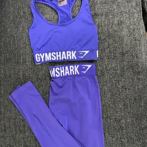 Gymshark träningstights+sportbh - Gymshark tights och matchande sportbh. Inte använt mycket, ifall ni vill ha bilder på hur den sitter på är det bara att skriva! Tights+sportbh för 300kr eller tightsen för 200kr och sportbh för 150kr (pris+frakt)