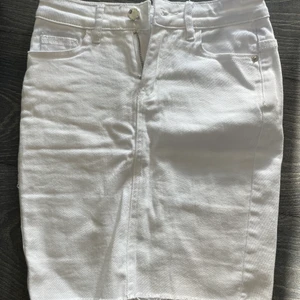 Jeanskjol - Säljer denna kjol, endast använd en kväll! 