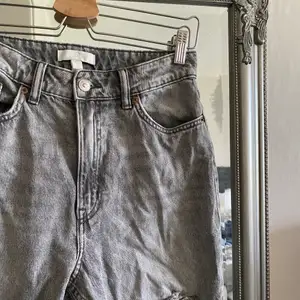 Jeans i från hm i storlek 38, 50 kr spårbar frakt tillkommer på 66kr😍🫶🏻