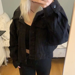 Svart jeansjacka  - kroppad jeansjacka från gina tricot, Strl large men passar som oversize S!