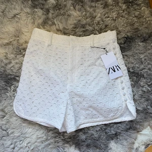 Zara hålbroderade shorts  - Ett par så fina vita shorts från zara i fint tyg🖤🖤 De är helt oanvända med lappen kvar, i strl S. Nypris ligger på 499kr och de är helt slutsålda