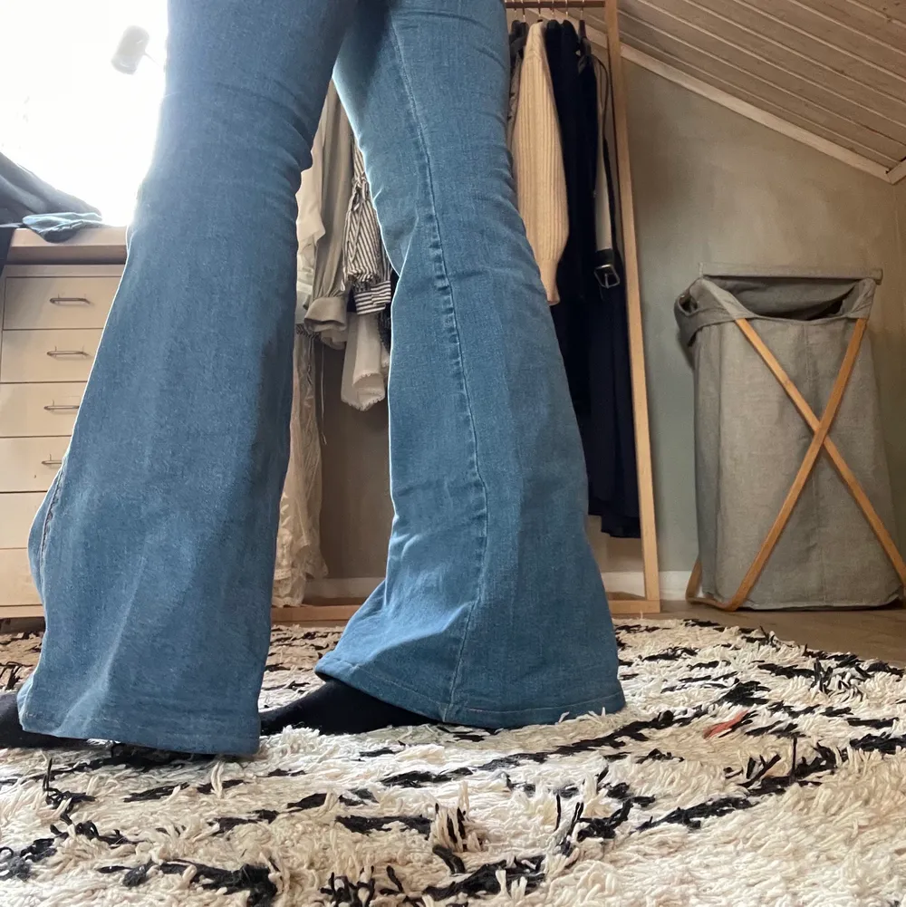 Blå bootcut jeans från dr denim❤️‍🔥 de har en mellan hög midja och perfekt längd för mig som är 165cm❤️‍🔥 Säljer pga att jag har andra par❤️‍🔥 de är sparsamt använda och har inga defekter❤️‍🔥 hör av er för fler bilder eller frågor🥰 pris kan diskuteras . Jeans & Byxor.