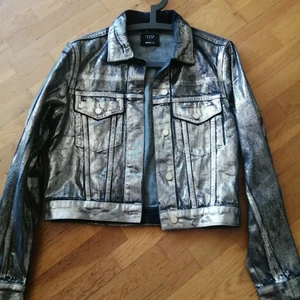Silvermetallic jacka - Metallic jacka från Icona Pop kollektion med Gina Tricot. Storlek L. Köpt här på plick men är tyvärr lite för liten. Tycker den är liten i storlek, mer en M. Fint skick. Frakt tillkommer med 66 kr spårbart 🦋