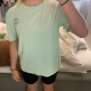 T-shirt - Typ turkos t-shirt med jättesnyggt tryck på ryggen, nästintill oanvänd💞