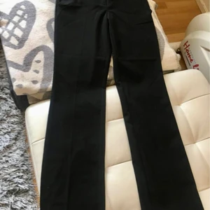 Nya esprit kavajbyxor raka slimfit 34/36 - Snygga nya kavajbyxor slimfit från Esprit. Köpta på MQ 2021. Färg svarta. Eleganta byxor som passar till vardags och fest. Stl 34 men stretch passar 36 även. Samfraktar vid köp av fler saker. Nypris 899:-