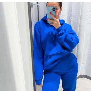 blå bikbok hoodie - Kan tänkas sälja min blåa bikbok hoodie i strl xs, denna hoodien är slutsåld överallt och kommer inte komma in igen. Bilden är lånad men den ser likadan ut i verkligheten💙 Den är knappt använd, as mjuk och skön. Mer som en S än XS💙 ❗️ köp direkt för 230kr❗️