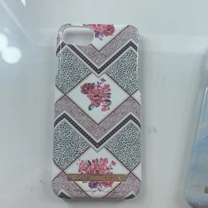 Mobilskal - Mobilskal från ideal of sweden till iPhone 7 men jag tror det passar till 8 också? det är lite sönder på kanten högst upp men annars i fint skick