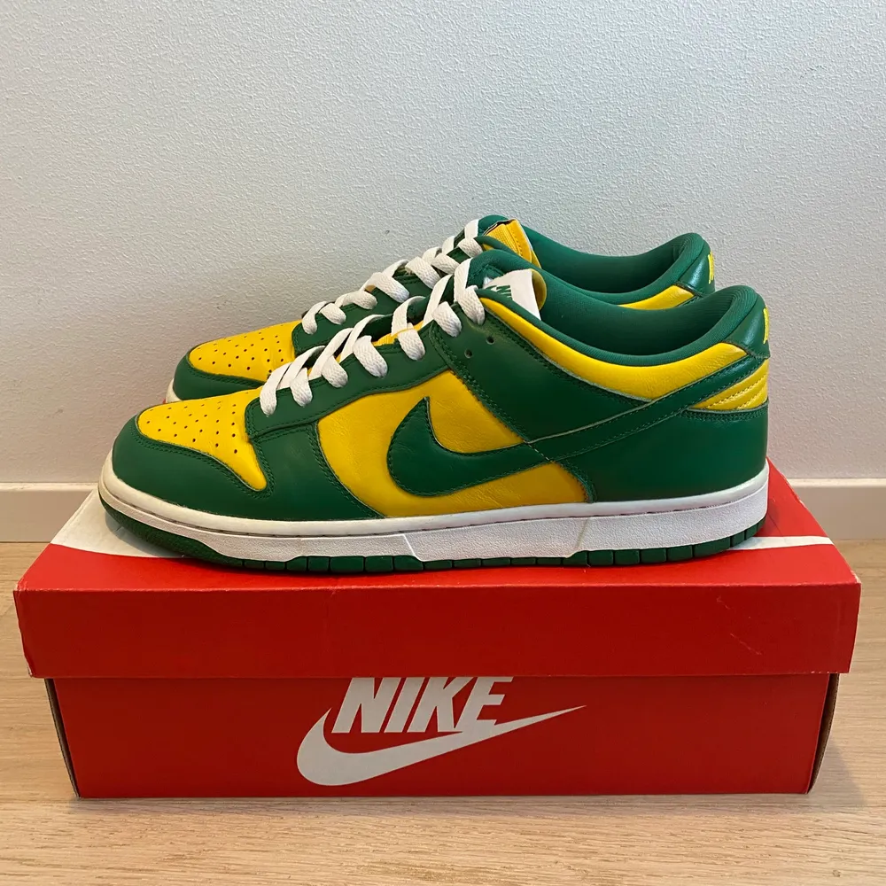 Nike Dunk low Brazil, storlek 45(US 11), använda ett fåtal gånger, väldigt bra skick. Orginal lådan och kvitto finns med. Finns att mötas i Stockholm.  Ny Pris: 5000kr. Skor.