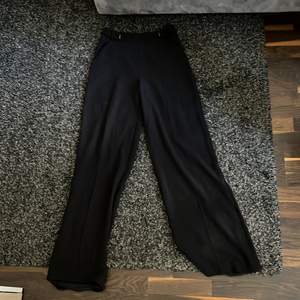 Svarta byxor från märket Marciano av GUESS. De har blivit förstora i midjan för mig men de är ursnygga!! Nypris ca 800kr-1000kr.  Fler bilder finns!  