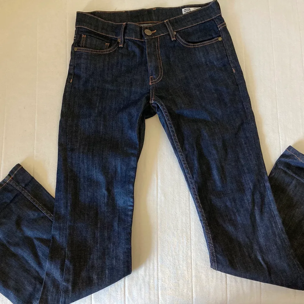 Ett par fina mörkblå utsvängda crocker jeans med coola fickor som tyvärr är för små för mig så säljer vidare <3 skulle säga att de är lite små i storleken även fast de är W 28. om du har nån fråga är det bara att skriva :). Jeans & Byxor.