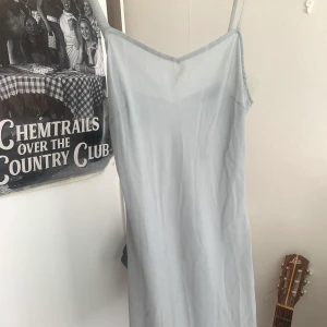 Klänning - Säljer min fina sommarklänning! Lite genomskinligt material!