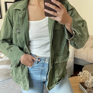 Militärgrön jacka strl s-m Zara - Militärgrön jacka från zara köpt för 399kr för ett par år sedan, fortfarande i väldigt bra skick 💕 strl s-m, jag har oftast 34-36/xs-s i jackor 