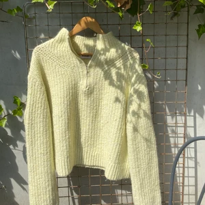 Stickad tröja från weekday - En ljust gul stickad tröja från weekday st M. Lite boxig oversize i fitten, använt ett par gånger men fortfarande fint skick, har en half-zip med krage som syns på bilden
