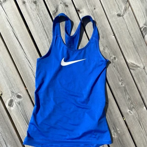 Träningslinne NIKE - Träningslinne från NIKE i superfin blå färg! Endast använd ett fåtal gånger❤️ Färgen är slutsåld på de flesta ställen! Nypris 400kr