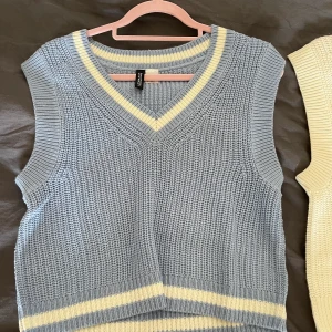 Blå stickad väst - Jag säljer denna blå/vita stickade västen från H&M, knappt använd och därför i nästan nytt skick. 