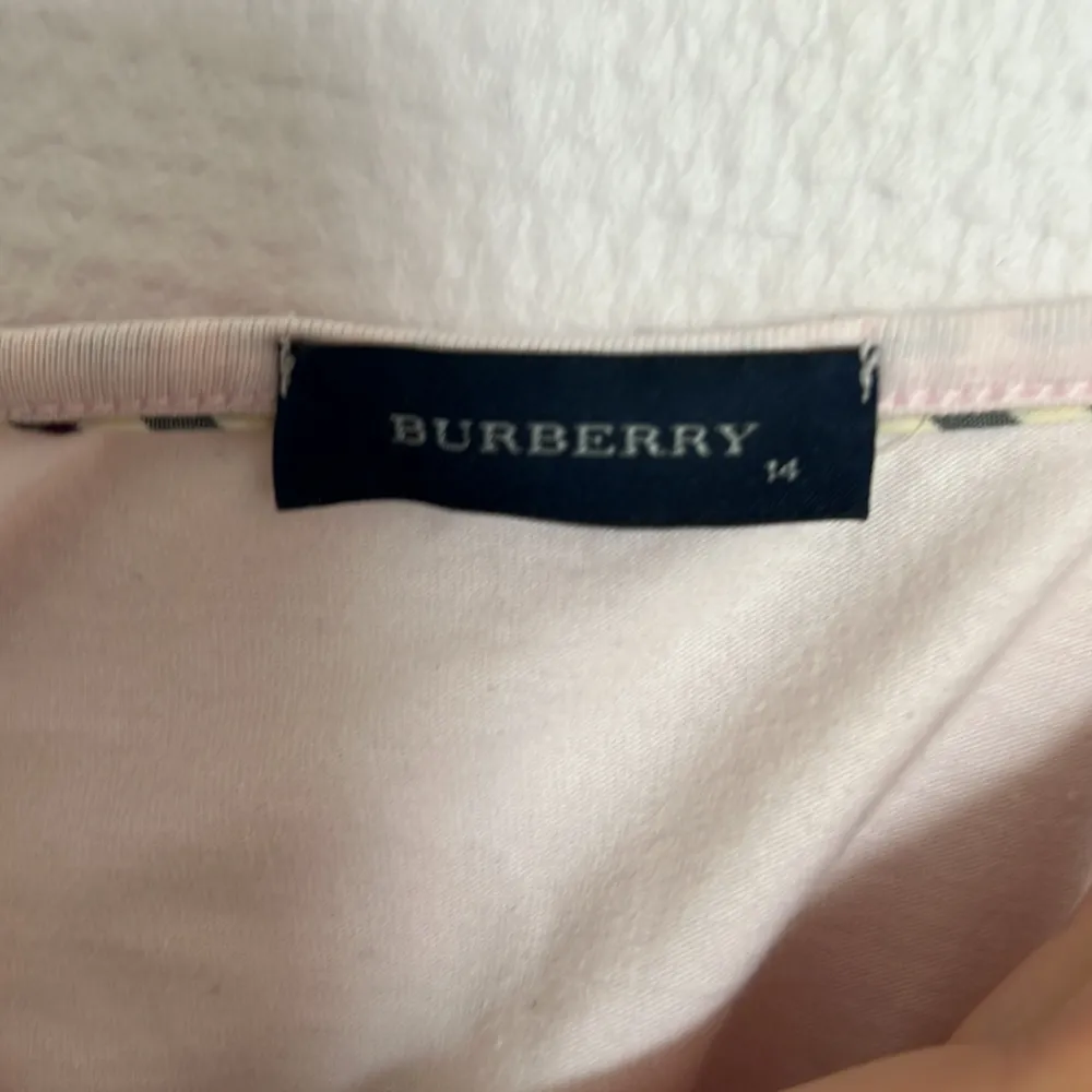 Jätte fin rosa burberry t-shirt köpt runt 3000 4000 tusen. Fint sick säljer för 1000 pris kan diskuteras . T-shirts.