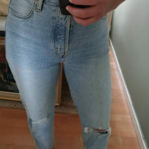 Ljusa jeans med slitningar vid knäna, knapp använda från asos 