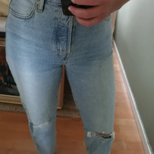 Slitna ljusa jeans  - Ljusa jeans med slitningar vid knäna, knapp använda från asos 