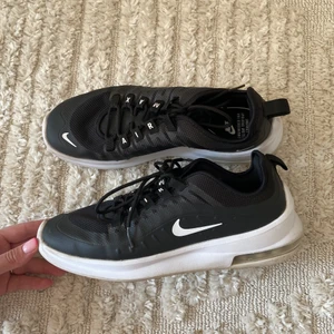 Nike air max strl 40 - Svarta sneakers som är i gott skick. Skornas mått visas på bilden ✨