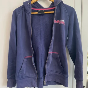 Zip up hoodie - Säljer min as snygga zip up hoodie från peakperformance men lite vintage utseende! Den är i storlek M men mer som s/xs. Det sitter tight och snyggt på mig som vanligt vis har S❤️