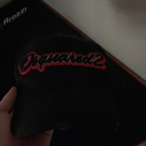Dsquared2 keps  - Äkta Dsquared2 keps, skick 7/10. Använd ett antal gånger men i allmänt fint skick.   Priset är inte hugget i sten😌