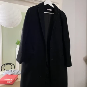 Kappa Wera - Svart kappa från Wera i storlek 42, men passar om man brukar ha M/L i kläder och då går den ner till knäna. Nypris 799:-, mitt pris 250:-