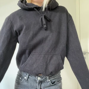 Svart kort hoodie  - Hoodie från h&m, köparen står för frakten på 66kr 