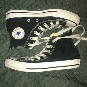Svarta Converse  - Ett par svarta höga Converse i super fint skick! Enda är att de har en liten liten fläck på sulan som säkert går att ”skrapa” bort! Super snygga och trendiga! Säljs då de tyvärr va i liten storlek! ENDAST SERIÖSA BUD! STÅ FÖR DITT BUD!