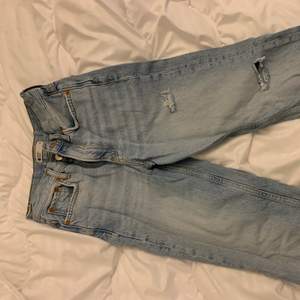 Fett fina jeans från Ginatricot som är för små på mig nu. De har slit längst ner💕 frakt ingår i priset🤩 vid intresse skriv i chatten
