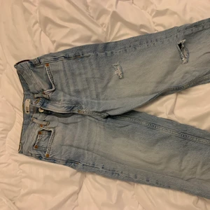 Jeans - Fett fina jeans från Ginatricot som är för små på mig nu. De har slit längst ner💕 frakt ingår i priset🤩 vid intresse skriv i chatten