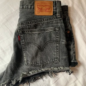 Levi’s jeansshorts  - Super fina grå/svarta Levi’s jeansshorts i modell 501 men de har tyvärr blivit för små. 