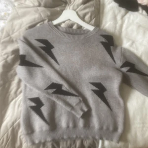 Stickad tröja - Stickad tröja från shein! Bra skicka och kvalite trots att den är från shein. Storlek s men skulle mer säga att den är som xs 💕⚡️sorry för dålig kamerakvalité. Min kamera är spräckt.