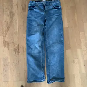 Ett par Levis Jeans passar inte mig köptes i december använd 3 gånger köptes för 900