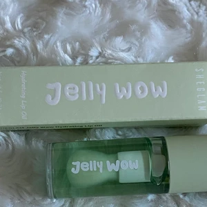 Lipgloss💕 - Säljer detta Lipgloss ifrån Sheglam i doft av äpple. Helt den som ligger i förpackningen är helt oöppnad då jag jag råka köpa två. (den ser inte grön ut på läpparna)💜. Ej spårbar frakt, återkommer med pris 