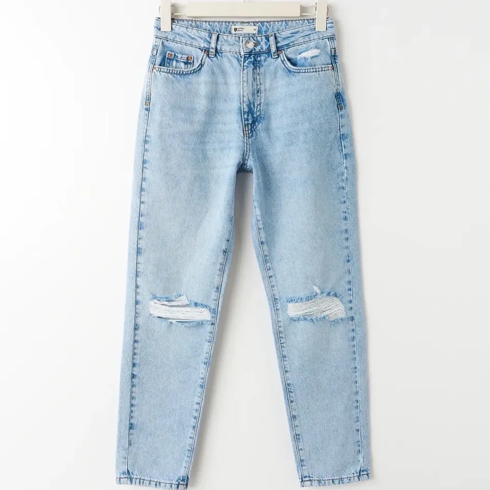 Jeans från gina tricot utan defekter. Strl 30 sitter som en xxs/xs på mig som är 1,60 lång, de är från petite kollektionen.💕 Köparen står för frakten som ligger runt 50/70kr🧁. Jeans & Byxor.