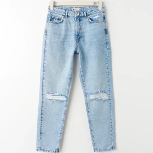 Jeans - Jeans från gina tricot utan defekter. Strl 30 sitter som en xxs/xs på mig som är 1,60 lång, de är från petite kollektionen.💕 Köparen står för frakten som ligger runt 50/70kr🧁