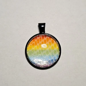 Berlock gjort på ormskinn  - Historia, ömsat ormskinn bevarat i smycken!  På Tales Of Scales görs smycken på ömsat skin, i detta fallet från en majsorm! Checka in @tales.of.scales.swe på instagram för törre utbud. Btw. Frakten är 20kr, ej 39kr som Plick säger :)