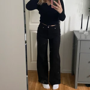Jeans - Köp inte direkt!! Superfina högmidjade svarta jeans ifrån hm. Helt oanvända och i super fint skick! Pris kan diskuteras💕 (köparen står för frakt)