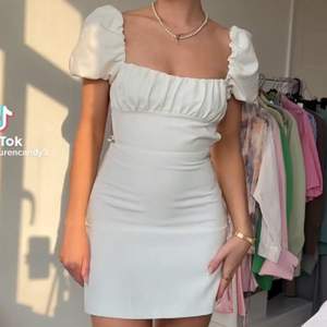 Säljer denna zara klänning helt ny med prislappar i XS <3 250kr plus frakten :) tryck inte betala direkt 