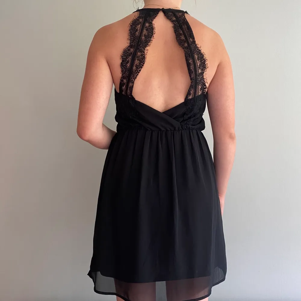(Tryck inte ”köp nu” skriv istället till oss) Kort svart klänning med öppenrygg. Är 166 cm lång och kläningen går  över knäna. Använd vid två tillfällen. Du står själv för frakten💕 . Klänningar.